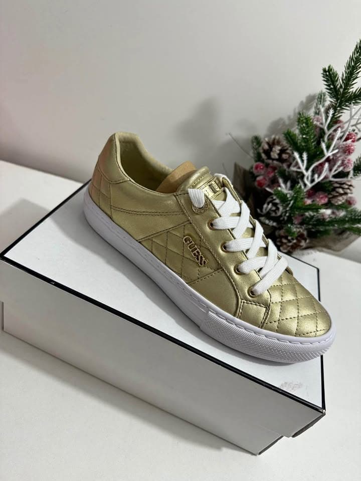 Zapatillas doradas Guess con diseño acolchado